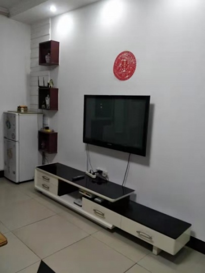 桂鶴小區(qū)三室一廳一衛(wèi)一廚,家具齊全，拎包入住