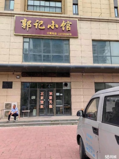 地理位置優(yōu)越，人流量大，有固定客源，本人家里有事，現(xiàn)在忍痛轉(zhuǎn)讓?zhuān)瑹o(wú)轉(zhuǎn)讓費(fèi)